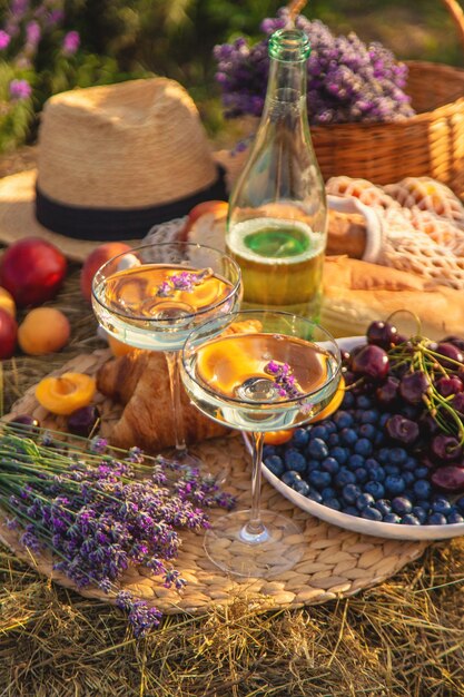 Picnic con vino en un campo de lavanda Enfoque selectivo Naturaleza