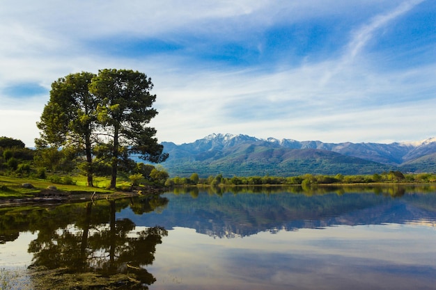 Pico Almanzor en la montaña de Gredos reflejado en el agua de un lago en un día soleado Copiar espacio