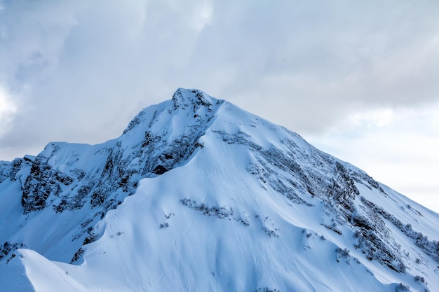 Un pico de alta montaña cubierto de nieve.