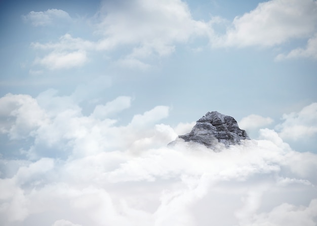 Pico da montanha através das nuvens