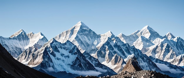 Pico da montanha das montanhas cobertas de neve tibetanas um belo panorama das montanhas