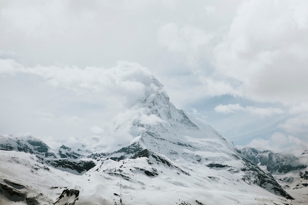 Pico da montanha de neve em um dia nublado