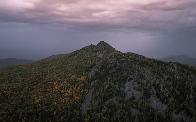 Pico da montanha Lindo céu violeta ao fundo