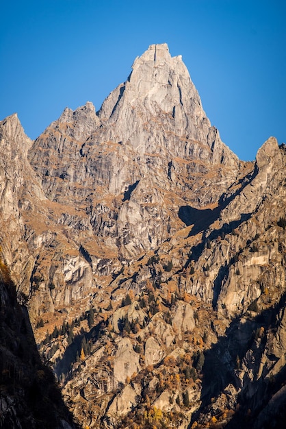Foto pico da montanha no outono val masino itália