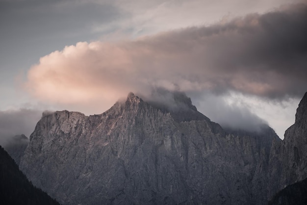Pico da montanha triglav ao nascer do sol com belas nuvens na luz da manhã. eslovênia, parque nacional triglav