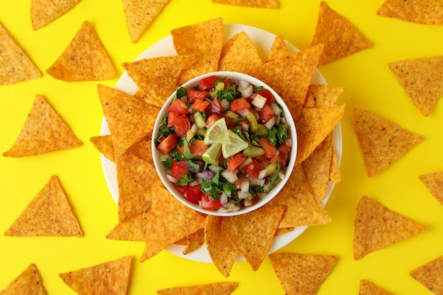 Pico de Gallo und Chips auf gelbem Hintergrund