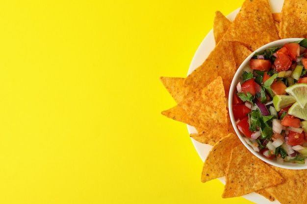 Pico de Gallo und Chips auf gelbem Hintergrund