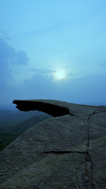 Pico de Hanging Rock of Avalabetta localizado em Chikaballapur Karnataka