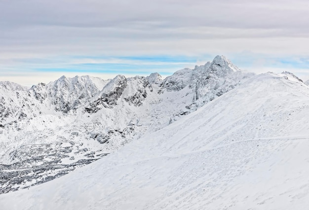 Pico de Kasprowy Wierch em Zakopane em Tatra Mounts no inverno. Zakopane é uma cidade na Polônia nas montanhas Tatra. Kasprowy Wierch é uma montanha em Zakopane e é a área de esqui mais popular da Polônia