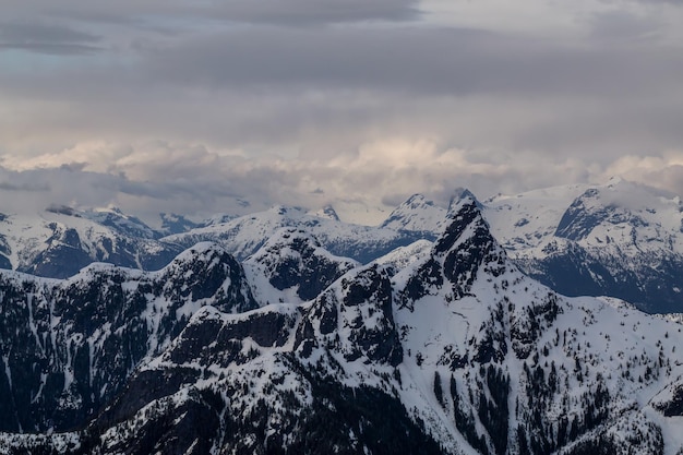 Pico de montanha coberto de neve em british columbia aerial canadian background