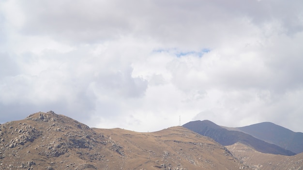 Foto pico de montanha com algumas nuvens e céu azul claro