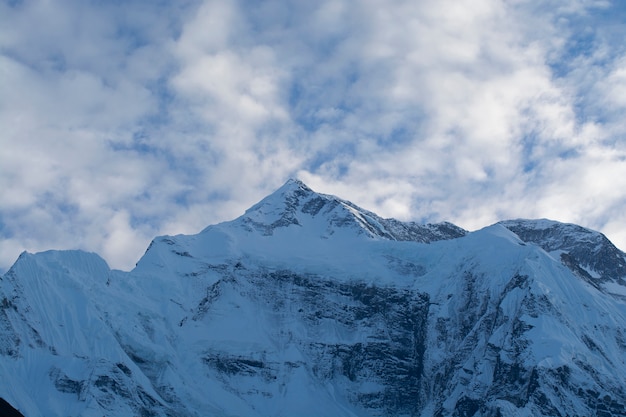 Foto pico de montanha com lago no nepal de manhã