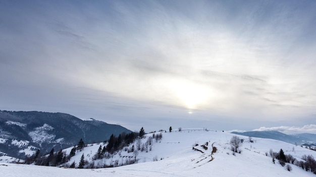 Pico de montanha com neve soprada pelo vento Paisagem de inverno Dia frio com neve