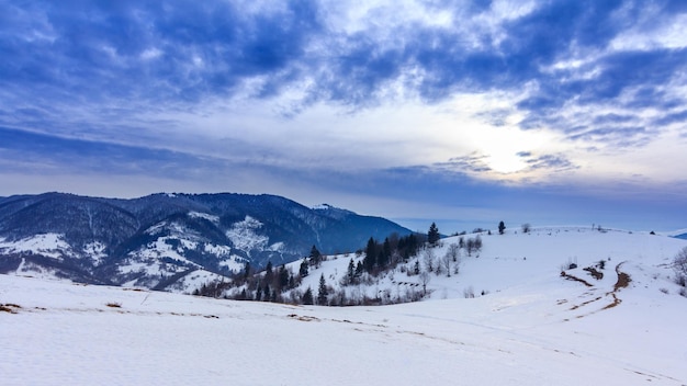 Pico de montanha com neve soprada pelo vento Paisagem de inverno Dia frio com neve