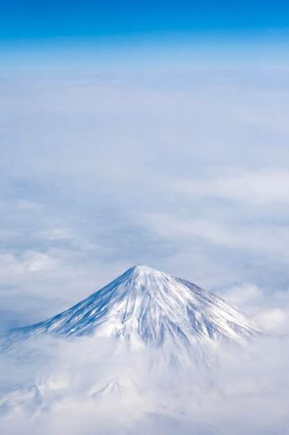 Pico de montanha nas nuvens