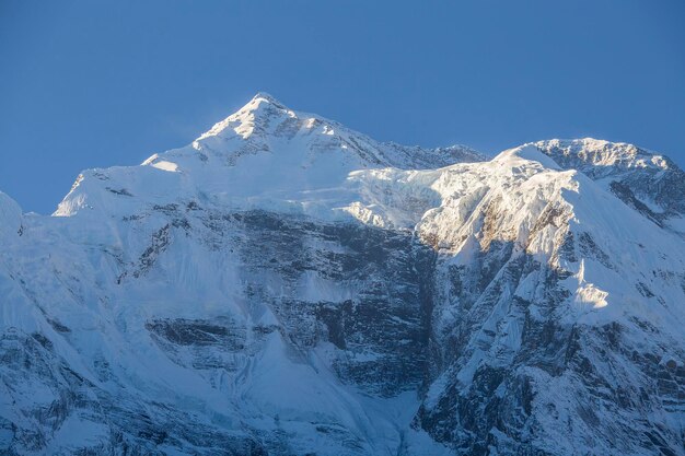 Pico de montanha região de annapurna nepal nascer do sol nas montanhas bela paisagem no monte himalaia