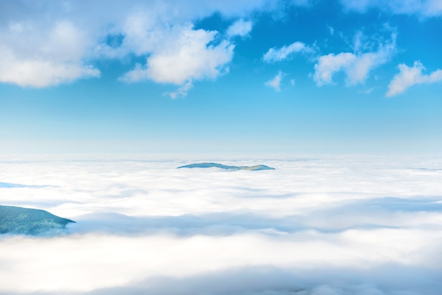 Céu azul claro com sol escaldante. Panorama hdri sem costura 360 graus  ângulo vista com zênite