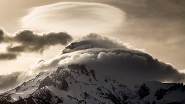 Pico de neve do Monte Kazbek à noite