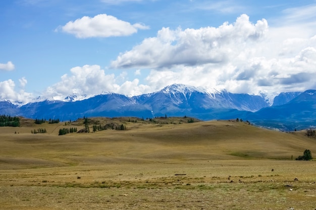 Pico de neve nas montanhas da República Altai