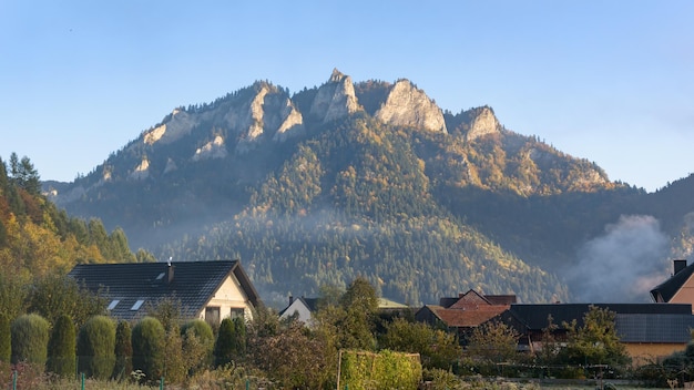 Pico de três coroas nas montanhas de Pieniny na névoa da manhã