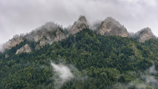 Pico de três coroas nas montanhas de Pieniny, na Polônia