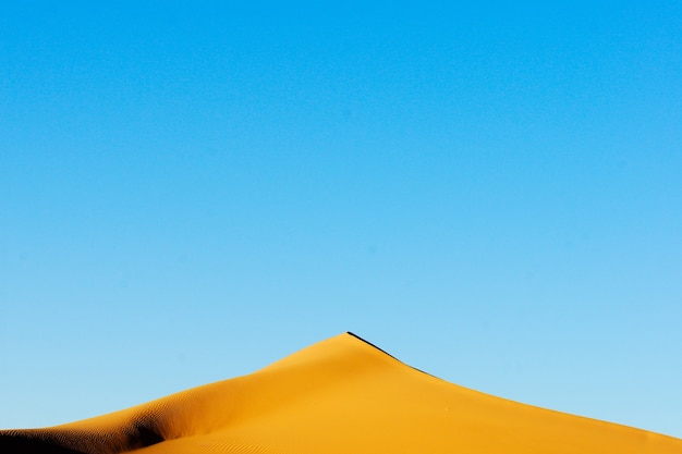 Pico de uma duna à noite no deserto do saara