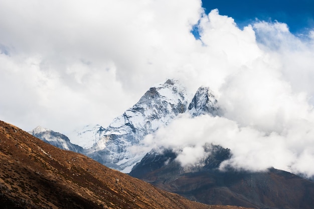 Pico do Monte Ama Dablam nas nuvens, Himalaia, Nepal. Caminhada Everest Base Camp, parque nacional Sagarmatha