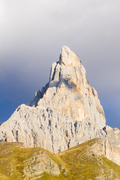 Pico de los Dolomitas italianos. Paisaje de montaña de "San Martino di Castrozza". Formaciones geológicas. Pico aislado
