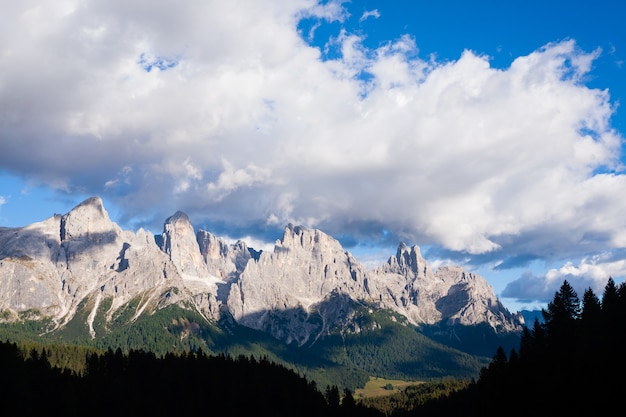 Foto pico de los dolomitas italianos. paisaje de montaña de 