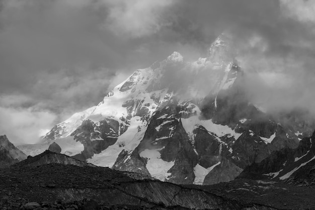 Pico famoso de ushba, nas montanhas do cáucaso. svaneti