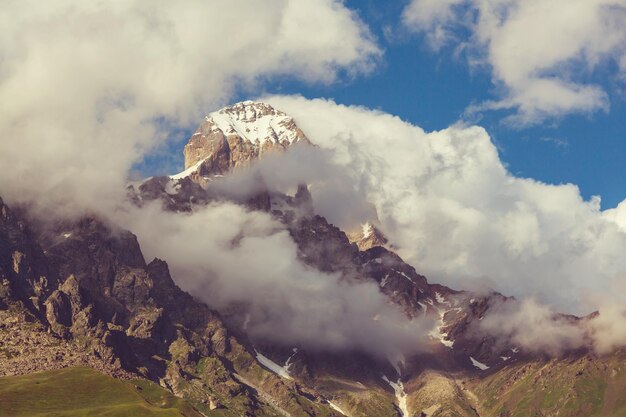 Pico famoso de Ushba, montañas del Cáucaso. Svaneti