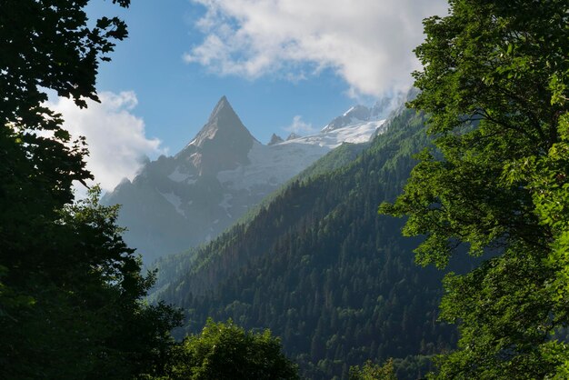 Foto pico ine 3455 metros um penhasco nas montanhas do cáucaso do norte dombai karachaycherkessia rússia