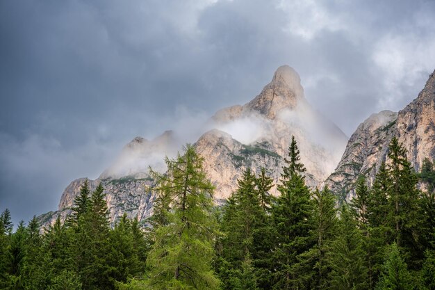 Foto el pico más alto de la montaña cerca del lago braies en los dolomitas en un día nublado en italia