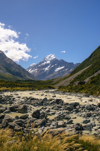 El pico más alto de Nueva Zelanda, el Monte Cook, se eleva majestuosamente detrás de un río