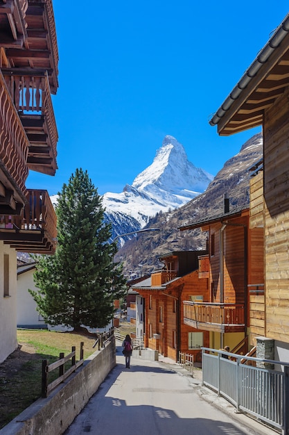 Pico Matterhorn visto de um pequeno beco