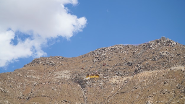 Pico de montaña con algunas nubes y cielo azul claro