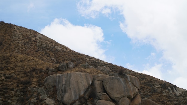 Pico de montaña con algunas nubes y cielo azul claro