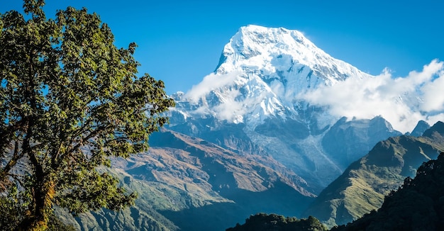 Pico de montaña contra el cielo azul en Annapurna