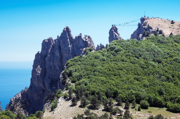 Pico de la montaña contra el mar