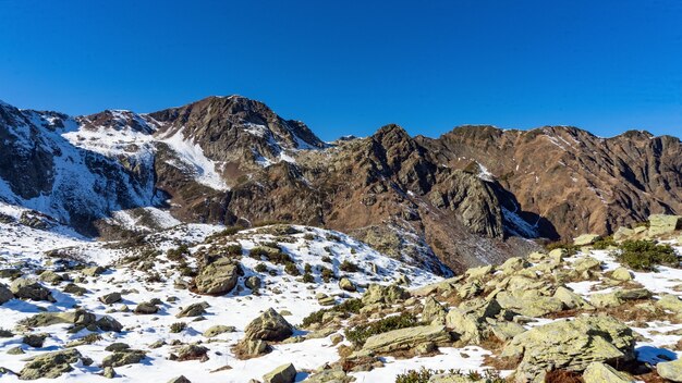 Pico de la montaña cubierto de nieve, invierno en Sochi, Rusia.