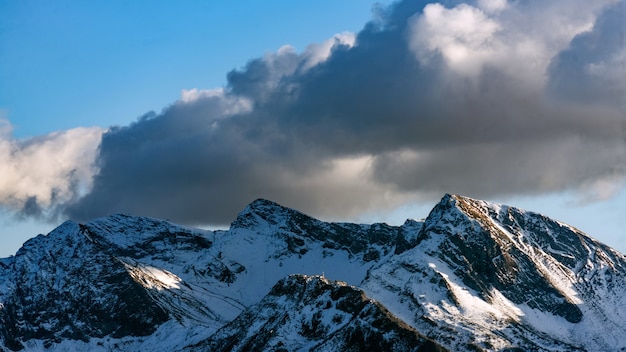 Pico de la montaña cubierto de nieve, invierno en Sochi, Rusia.