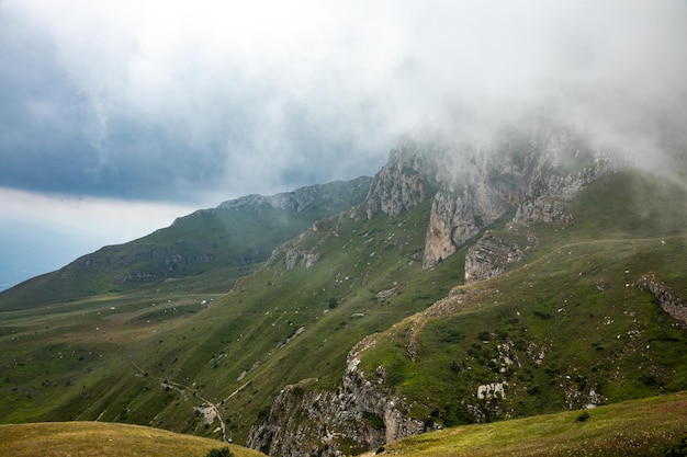 Pico de montaña escondido bajo las nubes