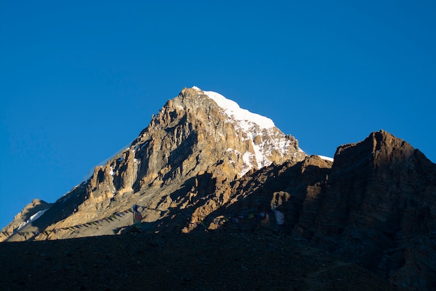 Foto pico de montaña con luz de la mañana en nepal