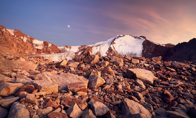 Pico de la montaña nevada al atardecer