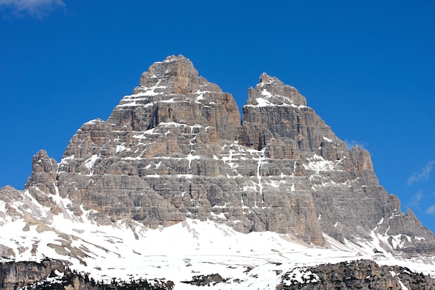 Pico de montaña nevado en los dolomitas de italia.