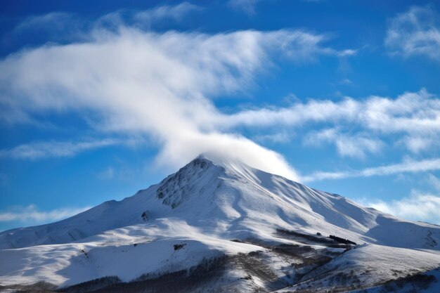 Pico de montaña nevado con tenues nubes y cielo azul creado con ai generativo