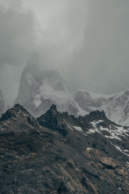 El pico de la montaña con niebla.