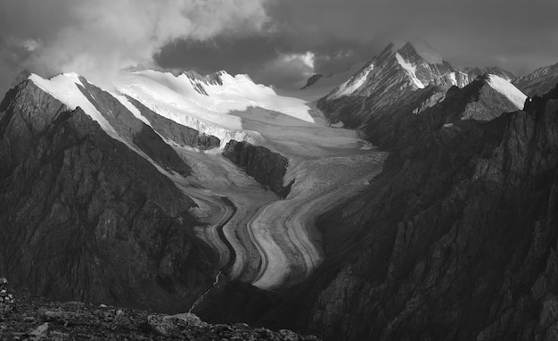 Pico de la montaña en la nieve, paisaje blanco y negro