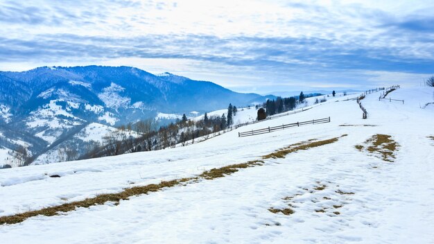 Pico de la montaña con nieve soplada por el viento Paisaje de invierno Día frío con nieve