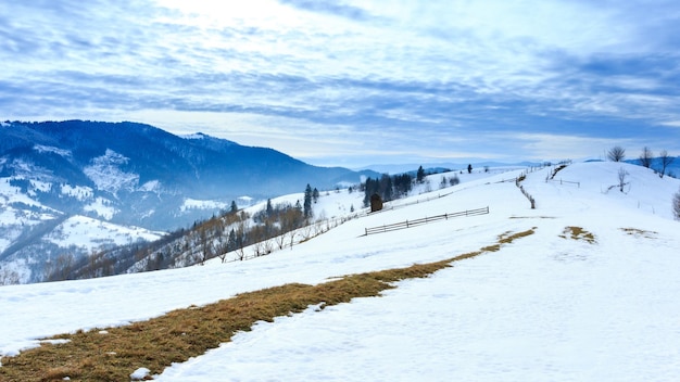 Pico de la montaña con nieve soplada por el viento Paisaje de invierno Día frío con nieve